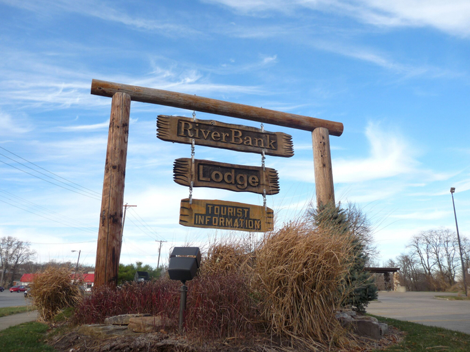 Others 4, Riverbank Lodge, Menard