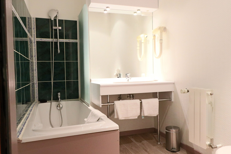 Bathroom 3, Hotel Des Oliviers, Moselle