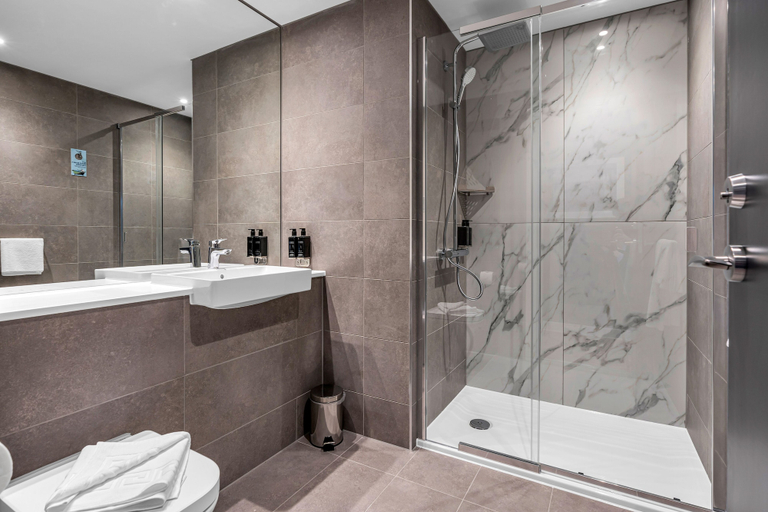 Bathroom 4, Roomzzz Edinburgh, Edinburgh