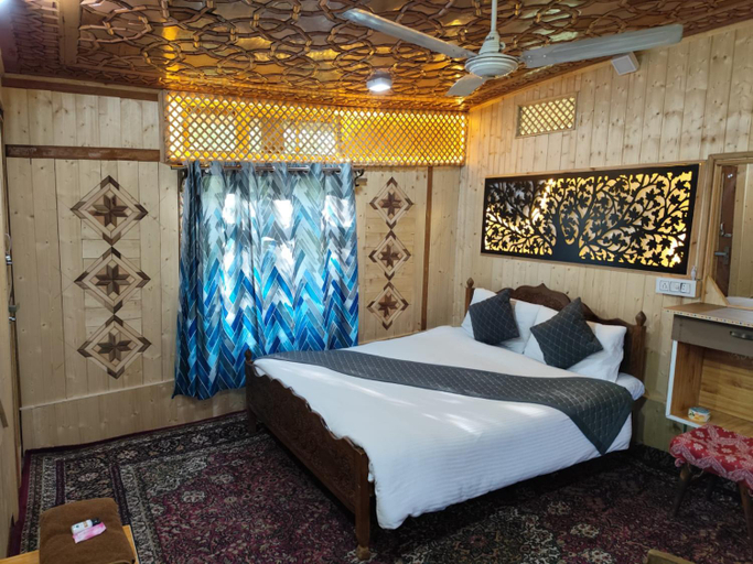 Bedroom 2, Houseboat New Shamus Maqbool, Srinagar