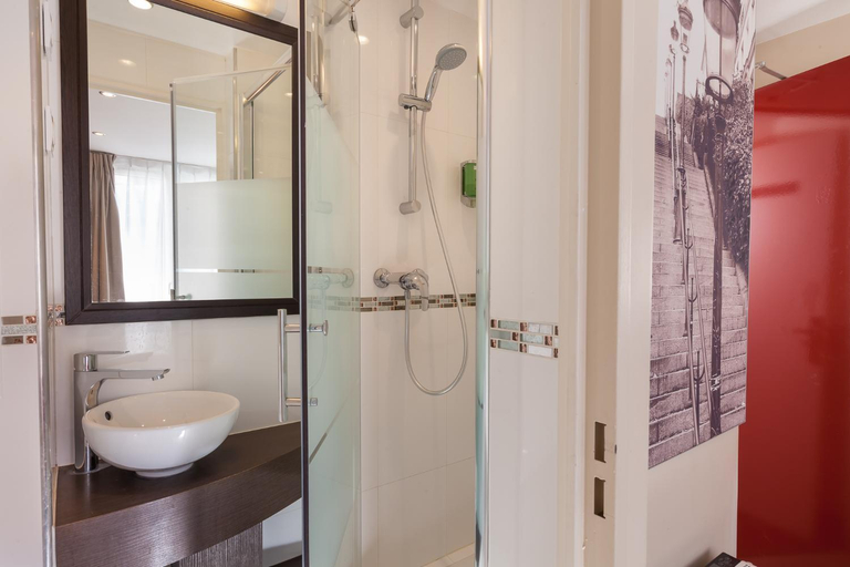 Bathroom 2, Hotel Apolonia Paris Montmartre, Sure Hotel Collection by BW, Paris