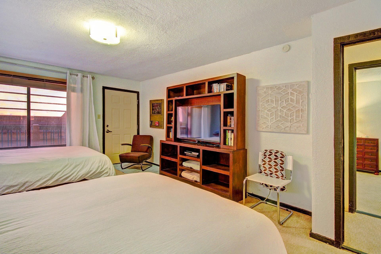 Room 5, Tannenbaum By The River 2 Bedroom Condo by RedAwning, Summit