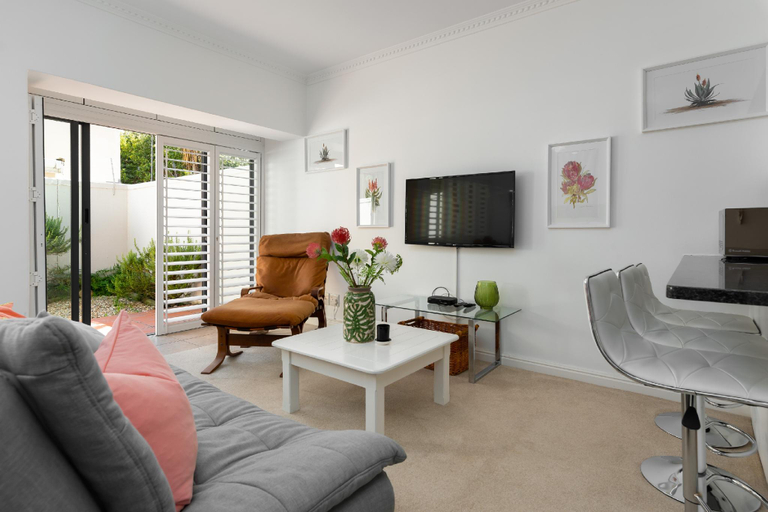 Others 2, Stylish Sea Point Studio in Secure Complex + Patio, City of Cape Town
