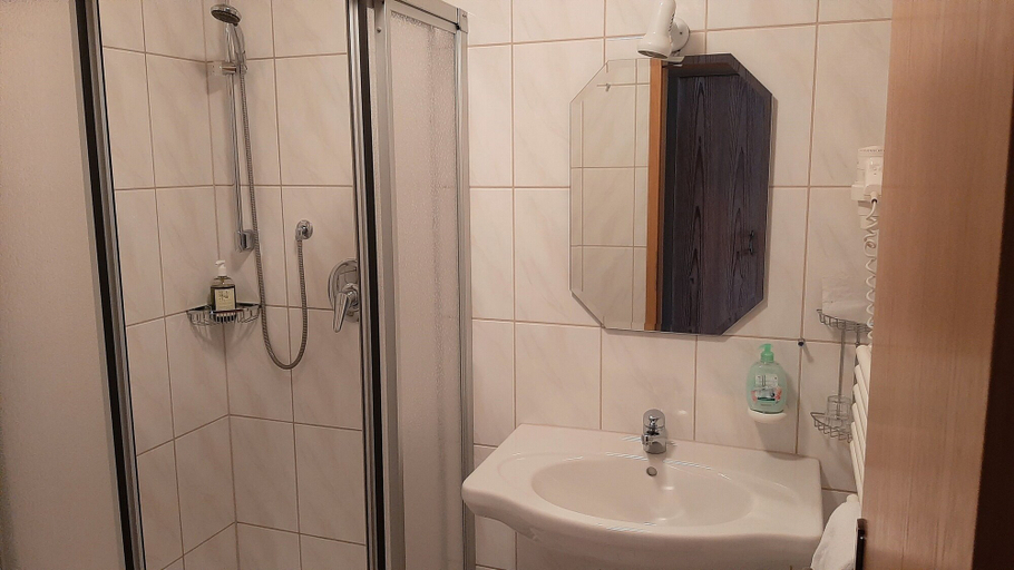Bathroom 5, Landgasthof Schwarz, Ansbach