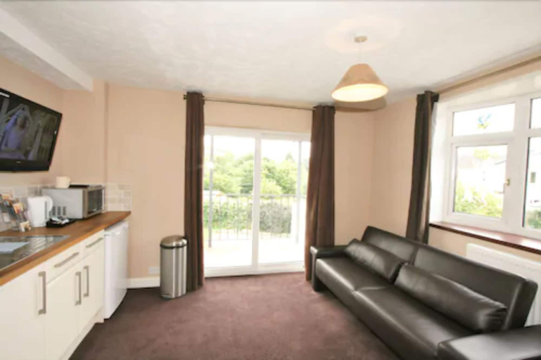 Room 5, Central Studios Gloucester Road by Rooms Booked - Free Parking, Gloucestershire