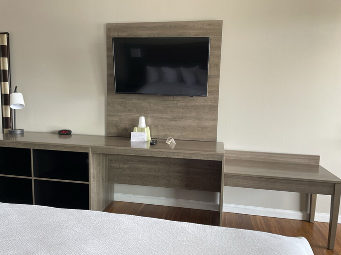 Bedroom 3, Kings Arms Motel, Worcester