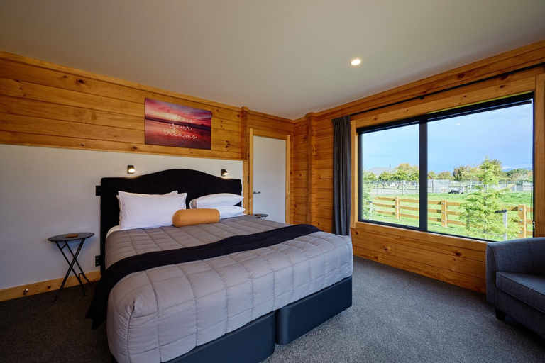 Bedroom, Deerbrooke Kaikoura Chalets - Chalet 1, Kaikoura