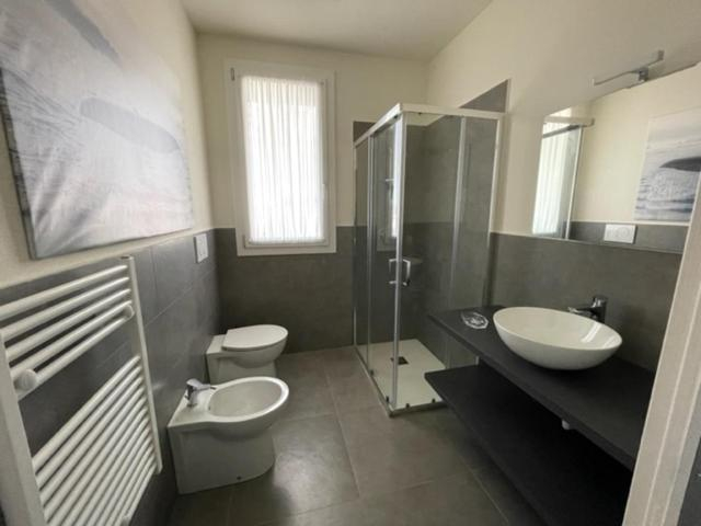 Bathroom 3, Polinesia 5, Ferrara