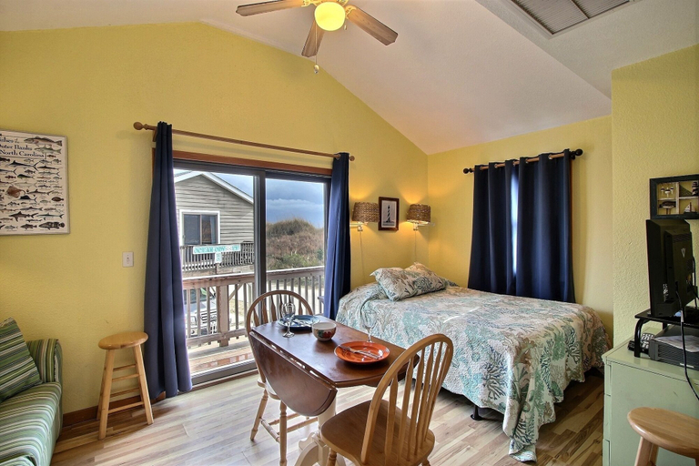 Room 4, 12 Beach Fantasy Studio Bedroom Condo by RedAwning, Dare