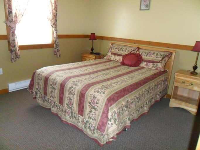 Bedroom 2, Mayfield Country Cottages, Queens