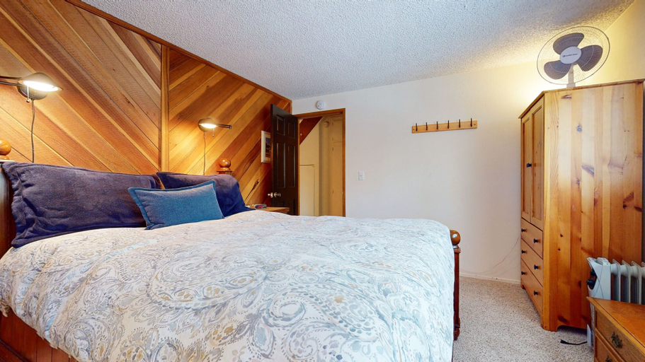 Room 3, Sierra Manors 75 Cozy and Comfy Condo, On the Shuttle Route by RedAwning, Mono