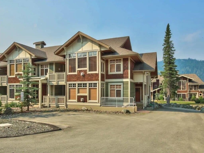Exterior & Views 2, Settlers Crossing #61 by Bear Country, Thompson-Nicola