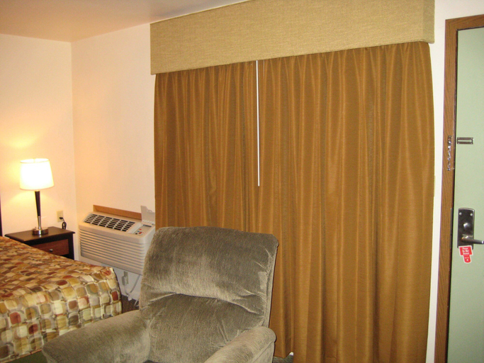 Bedroom 2, Trade Winds Motel, Cherry
