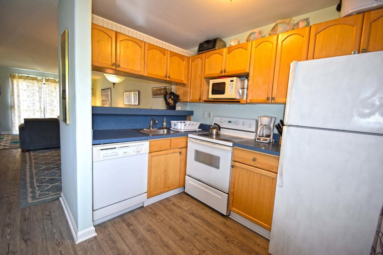 Private kitchen, Harbour Bay 19 2 Br townhouse by RedAwning, Worcester