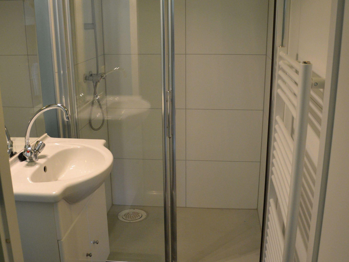 Bathroom, Bungalow in Netherlands with Ship-Like Design, 's-Gravenzande