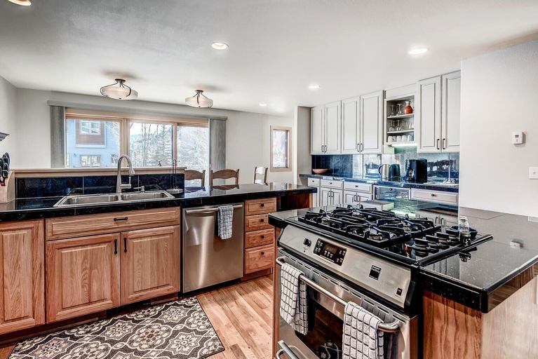 Private kitchen 5, Streamside 333B, Summit
