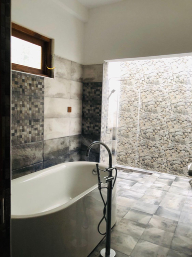 Hot tub 4, White Villa 19A Homestay, Kundasale