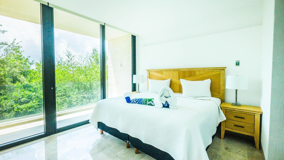 Room 5, Oceana 232 Playa del Carmen Condo with Pool and Sundeck Area by RedAwning, Cozumel