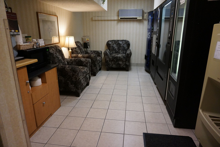 Bedroom 5, CenterWay Hotel Buffalo North Near University, Erie