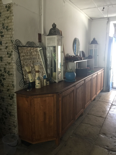Others 5, Iyon Pansiyon, Foça