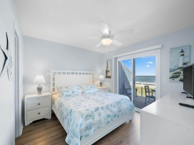 Room 4, Ocean Vibes 4 Bedroom Home by RedAwning, New Hanover