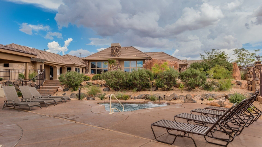 Property grounds 2, Canyon Oasis 4 Bedroom Apts by RedAwning, Washington