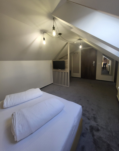 Room 5, XO Residence, Arad