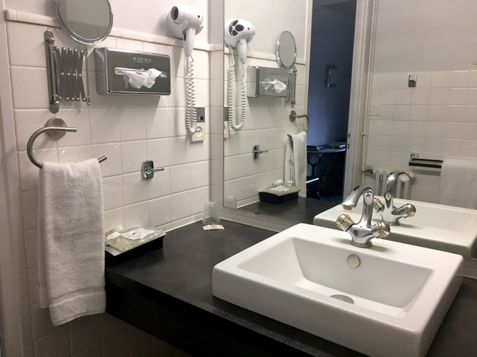 Bathroom 3, Hotel La Thomasse, Cantal