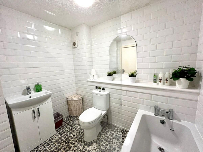 Bathroom 2, Spacious 2 Bed-Flat in Glasgow City | Free Parking, Glasgow
