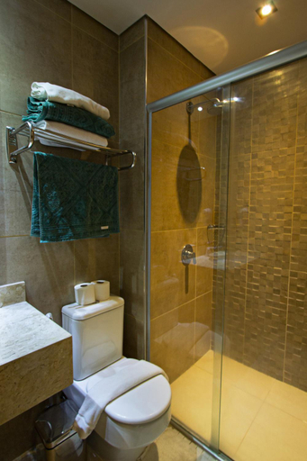 Bathroom 3, Le Pelican, Asunción