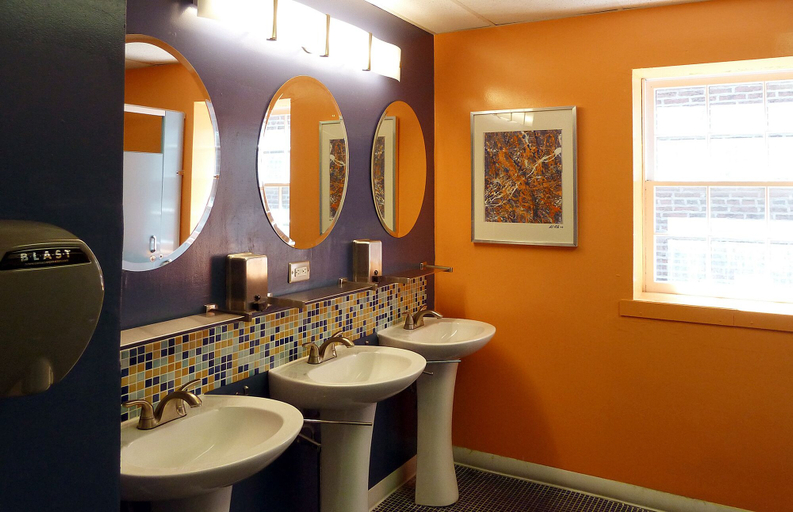 Bathroom 4, Apple Hostels, Philadelphia