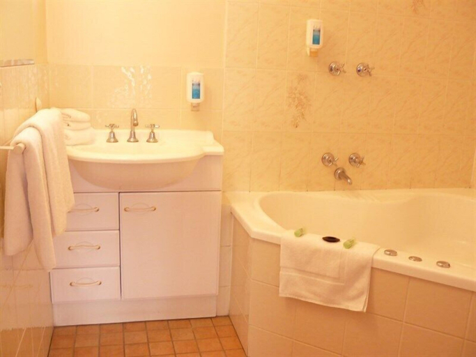 Bathroom 4, Australia Park Motel, Albury