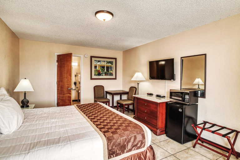 Room 5, Palms Garden Inn, Columbia