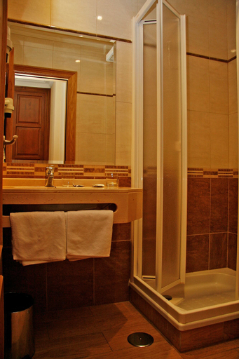 Bathroom 5, Hostal Victoria I, Madrid