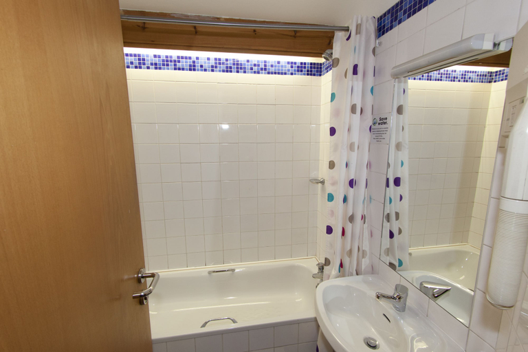 Bathroom 4, Abigails Hostel, Dublin