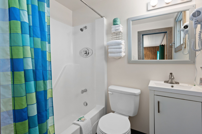 Bathroom 4, Beach Bum Inn, Worcester