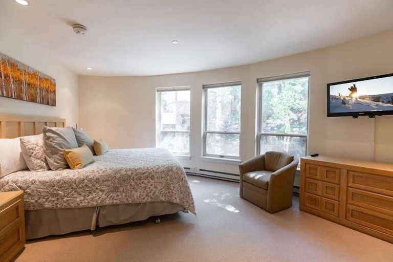 Room 2, Ski In Ski Out condo with Access to Vail Mountain by RedAwning, Eagle