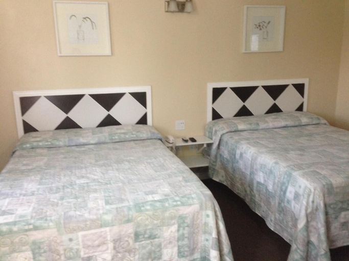 Bedroom 2, Davidson Motel, Brant
