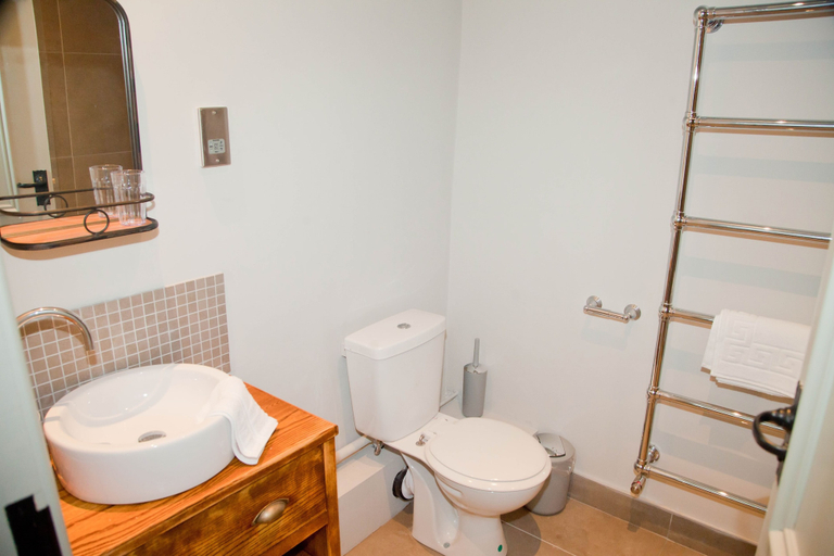 Bathroom 3, The Devonshire Arms, Staffordshire