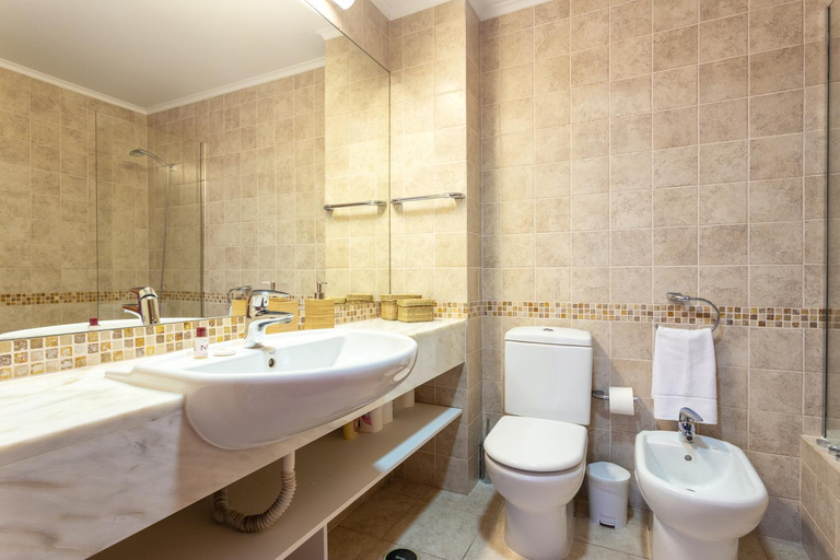 Bathroom 1, Host Wise - Bright Cozy Flats w Terrace & Pool, Loulé