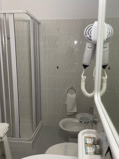 Bathroom 5, Hotel Europa, Salerno