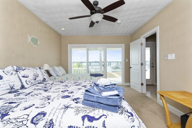 Room 2, Water Front Delight On The Bay 3 Bedroom Home by RedAwning, Norfolk