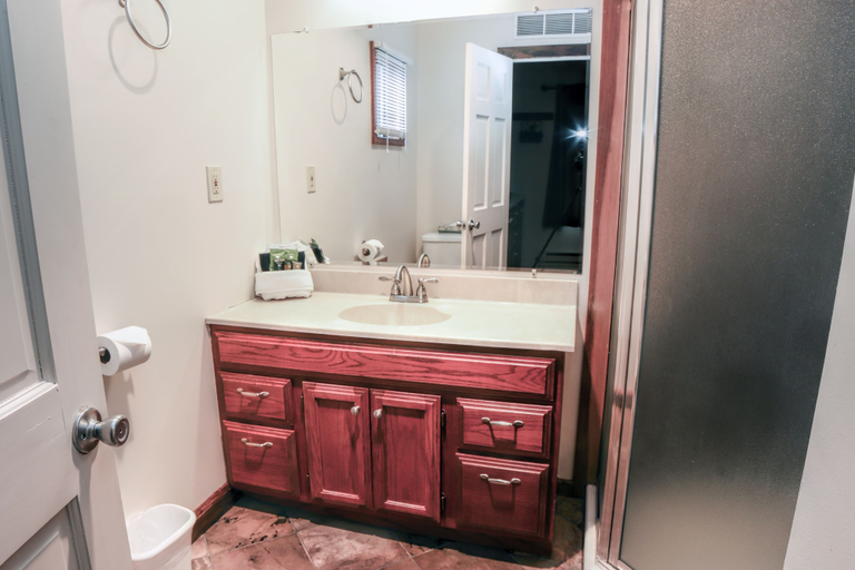 Bathroom, Fawn Valley Inn: 157 1 Bedroom Cabin, Larimer