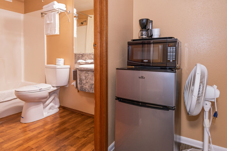 Bathroom 5, Far West Motel, Clallam