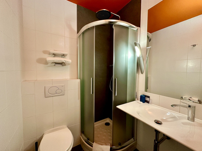 Bathroom 4, The Originals Boutique, Hôtel de la Paix, Brest, Finistère