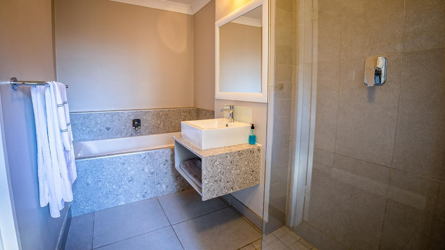 Bathroom 3, Castleton Garden Apartments by Plett-Info, Eden
