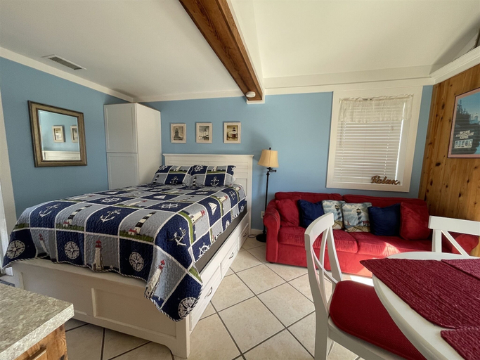 Room 5, 23 The Lighthouse 1 Bedroom Condo by RedAwning, Dare