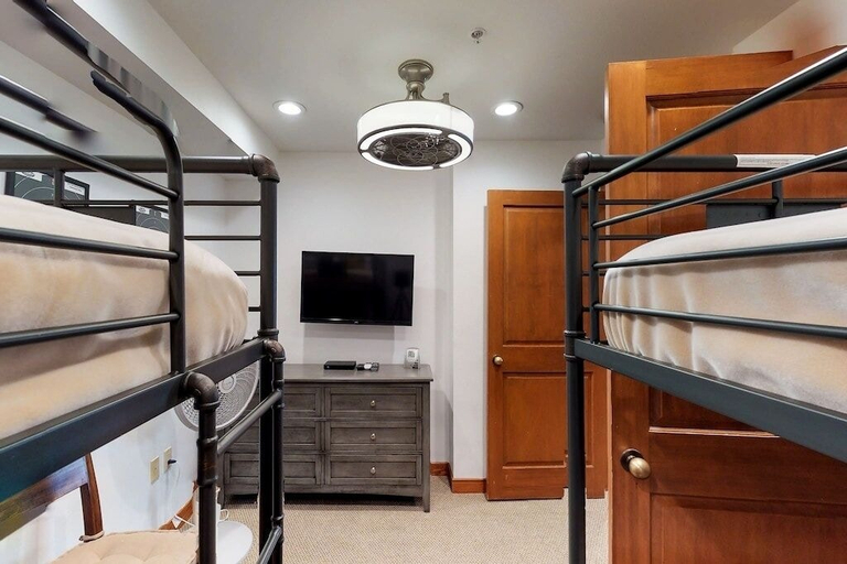 Room 2, 2307- Two Bedroom + Den Deluxe Eagle Springs East 2 Hotel Room by RedAwning, Salt Lake