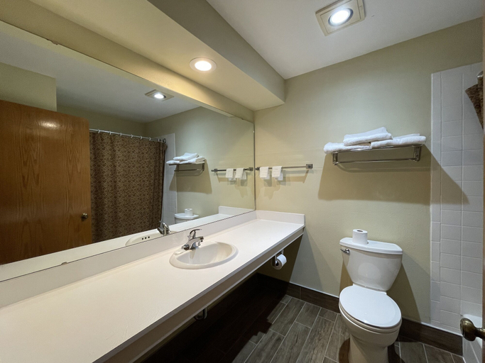 Bathroom 3, Campus Inn Motel, Sauk