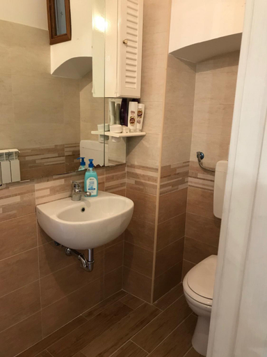 Bathroom 3, Abruzzo Forte e Gentile, L'Aquila
